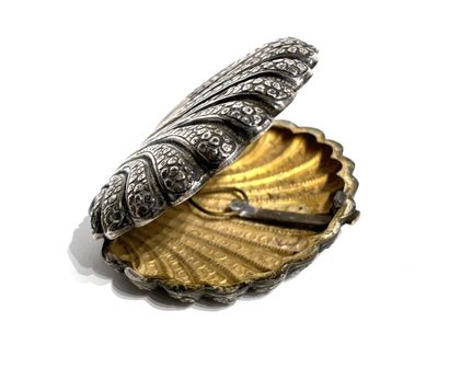 Shell-shaped box in silver 800 thousandths,...