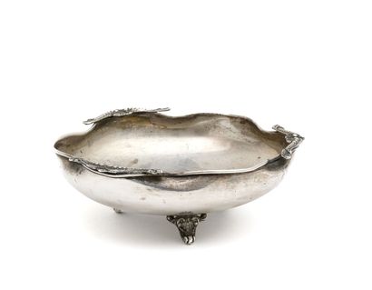 Polylobed PRESENTOIR on three feet in silver...