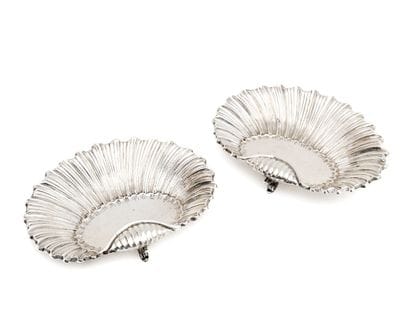 TWO 916 thousandths silver shell-shaped PRESENTOIRS,...