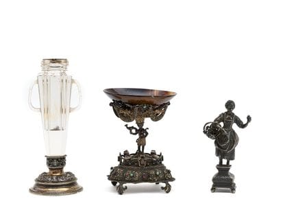 SET comprising :
- a white glass vase with...