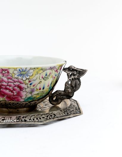 TEA SERVICE including :
- six porcelain cups...