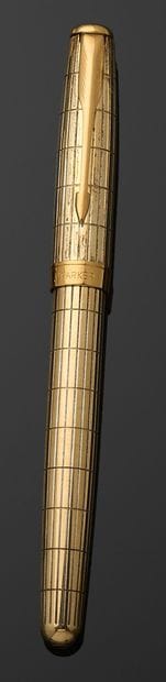PARKER
Fully engraved gilt metal fountain...
