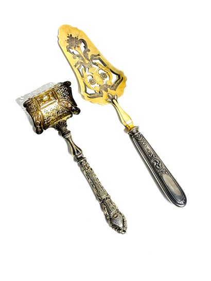 AN 800-millimeter silver and metal pie pan...