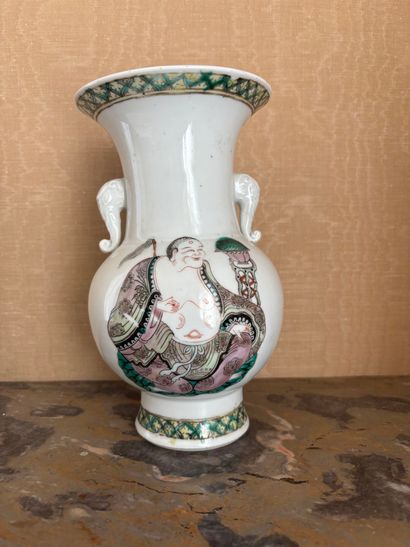 CHINE
Vase balustre en porcelaine à décor...