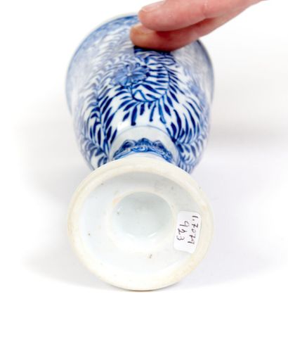 Chine
Grand gobelet en porcelaine d'après...