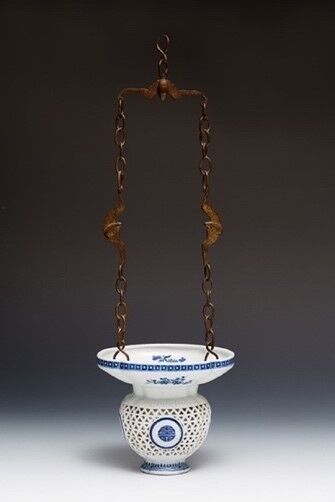 CHINE
Lanterne en porcelaine en forme de...