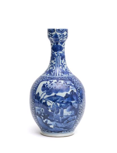 Japon
Verseuse en porcelaine à décor en bleu...