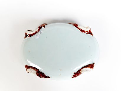 CHINE
Bassin ovale en porcelaine, reposant...