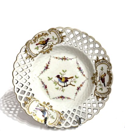 CHINE
Deux assiettes en porcelaine à décor...