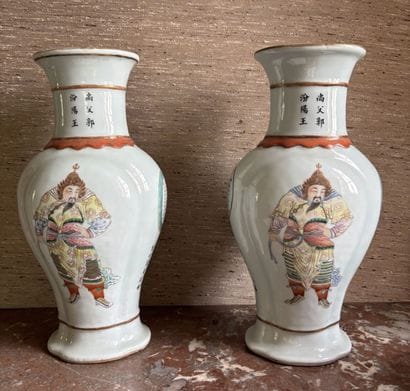 CHINE
Paire de vases en porcelaine à décor...