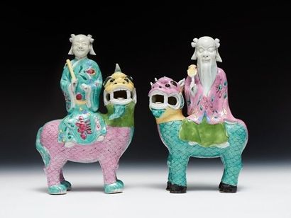 CHINE
Paire de groupes en porcelaine représentant...