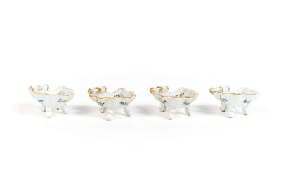 CHINE
Ensemble de quatre salières en porcelaine...
