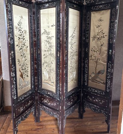 VIETNAM
Five-panel folding screen made of...
