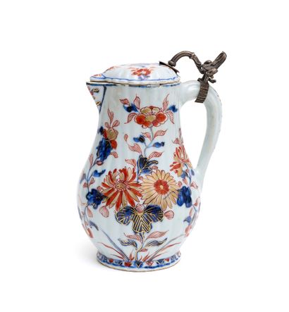 Chine
Verseuse couverte en porcelaine à décor...