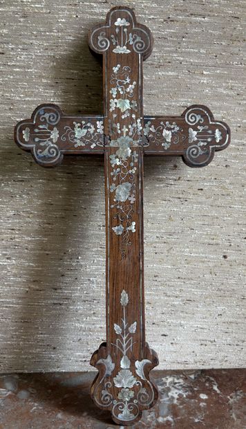VIETNAM
Croix latine en bois et incrustation...