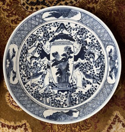 VIETNAM
Deux plats en porcelaine à décor...