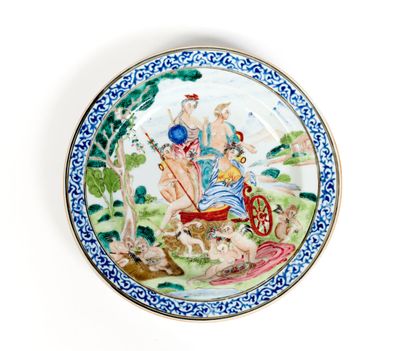 CHINE
Assiette en porcelaine à décor polychrome...