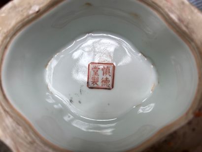 CHINE
Paire de vases en porcelaine à décor...
