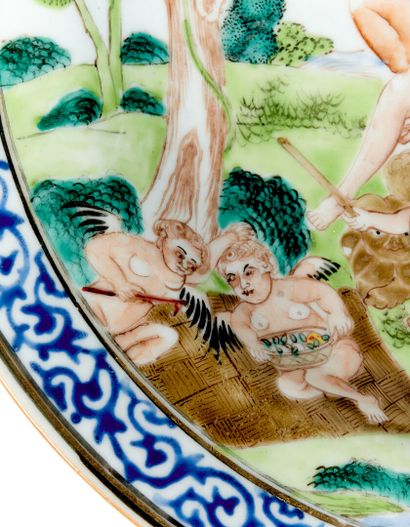 CHINE
Assiette en porcelaine à décor polychrome...