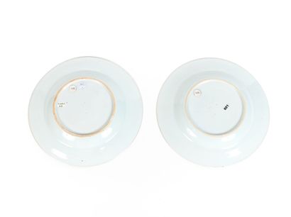 CHINE
Deux assiettes en porcelaine à décor...