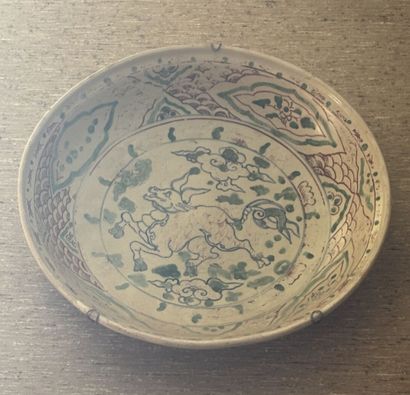 VIETNAM
Plat en grès à décor polychrome émaillé...