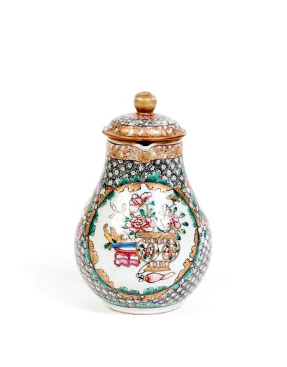 CHINE
Verseuse couverte en porcelaine à décor...