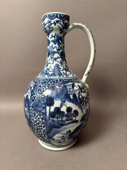 Japon
Verseuse en porcelaine à décor en bleu...