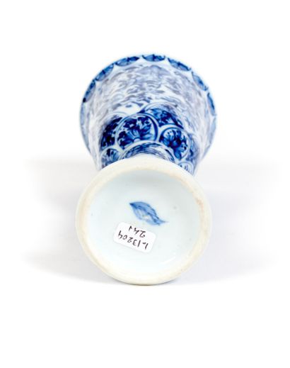 CHINE
Grand gobelet en porcelaine d'après...