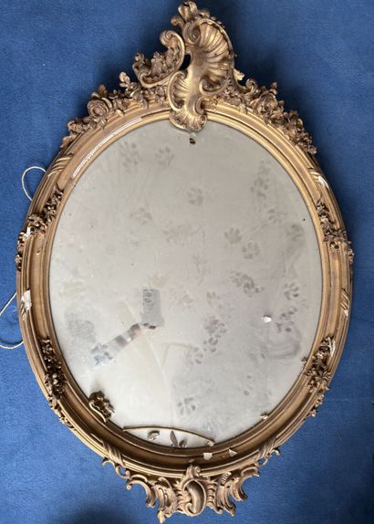 MIROIR ovale en bois sculpté et stuc doré...