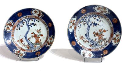 CHINE
Deux assiettes en porcelaine à décor...