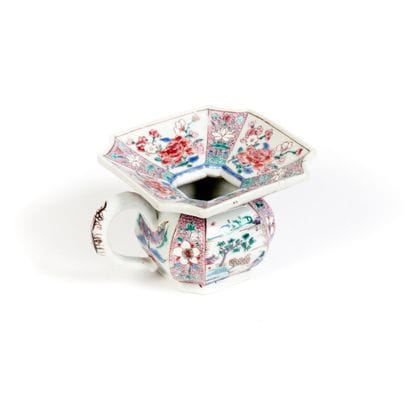 CHINE
Crachoir en porcelaine de forme octogonale...