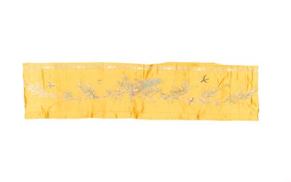 CHINE - Vers 1900
Deux frises en soie jaune...