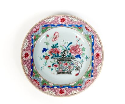 CHINE
Assiette en porcelaine à décor polychrome...