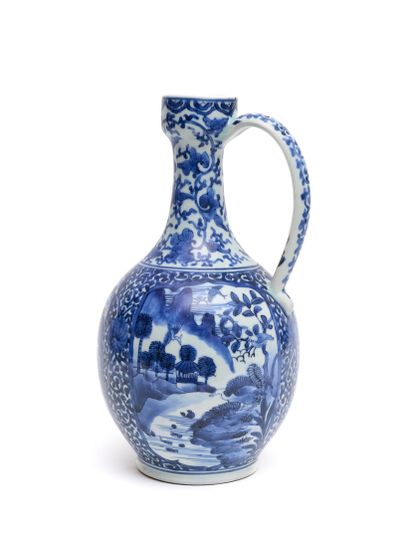 Japon
Verseuse en porcelaine à décor en bleu...