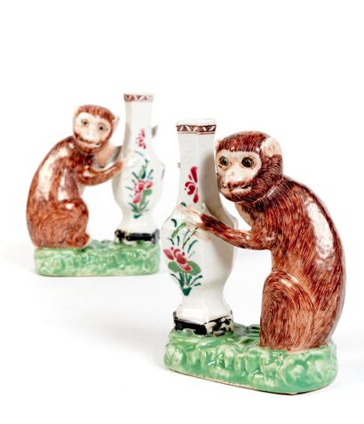 CHINE
Paire de groupes en porcelaine représentant...