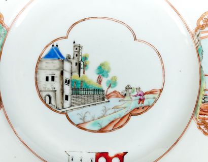 CHINE
Trois assiettes en porcelaine à décor...
