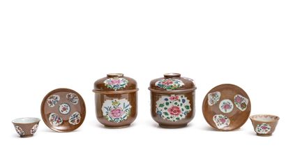 Chine
Ensemble en porcelaine à décor polychrome...