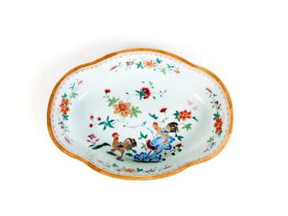 CHINE
Bassin ovale en porcelaine, reposant...
