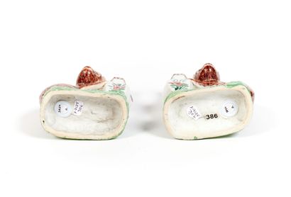 CHINE
Paire de groupes en porcelaine représentant...