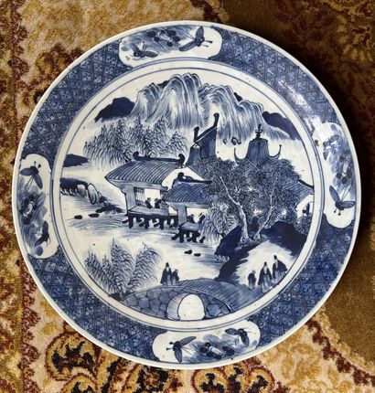 VIETNAM
Deux plats en porcelaine à décor...