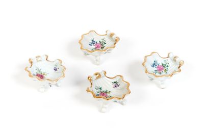 CHINE
Ensemble de quatre salières en porcelaine...