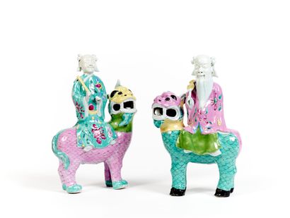 CHINE
Paire de groupes en porcelaine représentant...