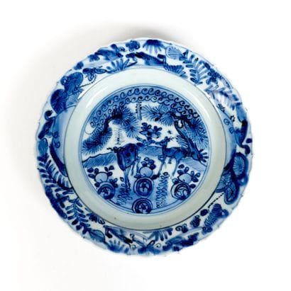 CHINE
Assiette à bord contourné en porcelaine...