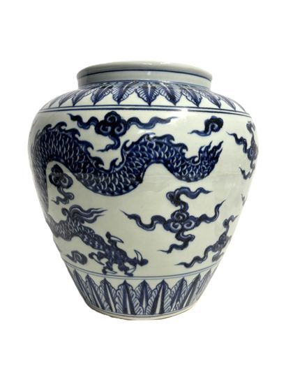 CHINE 
Grand vase bleu et blanc en porcelaine...