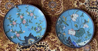 JAPON
Paire de plats en cuivre à décor d'émaux...
