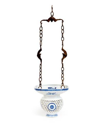 CHINE
Lanterne en porcelaine en forme de...