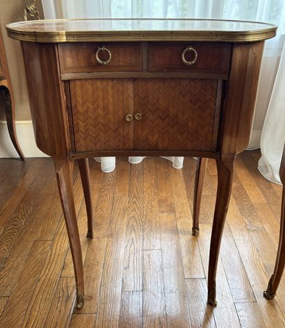 PAIR OF SMALL FLIPPING TABLES in veneered...