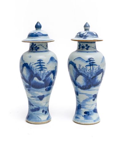 Chine
Paire de vases balustre couverts en...