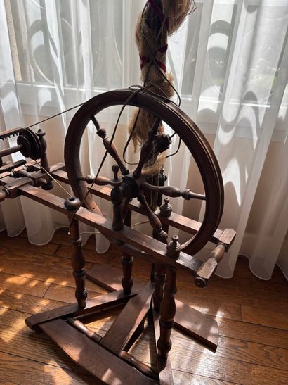 Turned and varnished wood ROUET 
19th century...