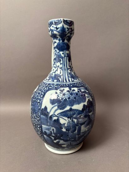 Japon
Verseuse en porcelaine à décor en bleu...